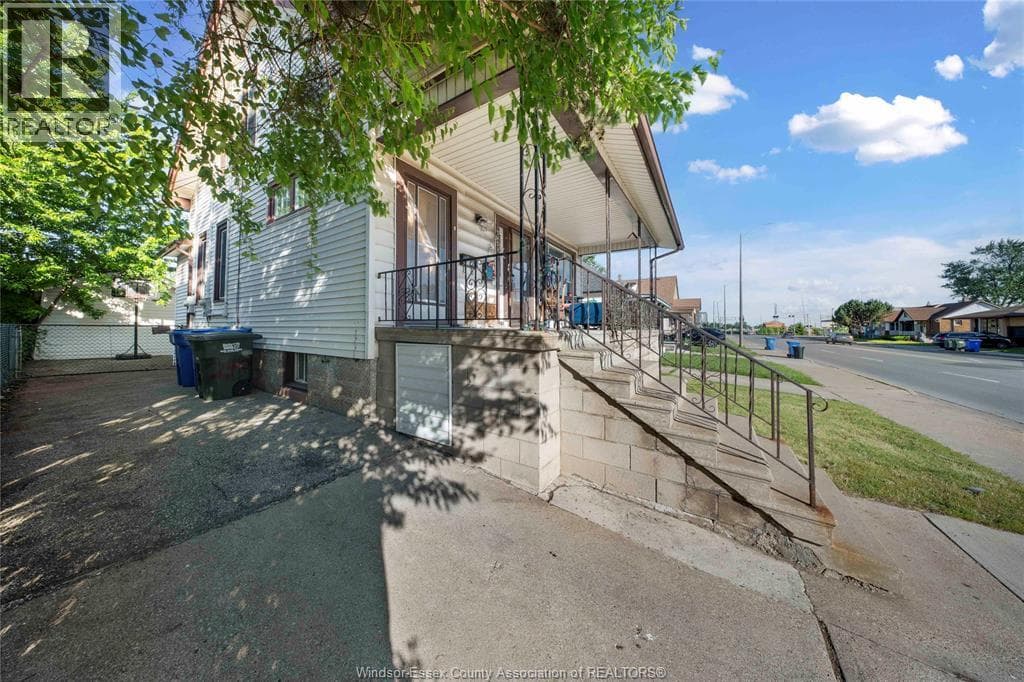 2404 HOWARD AVENUE, Windsor — photo 4