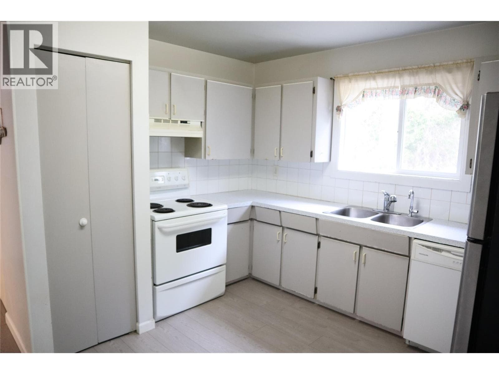 1371 OTTAWA PLAZA, Interior REALTORS® — photo 2