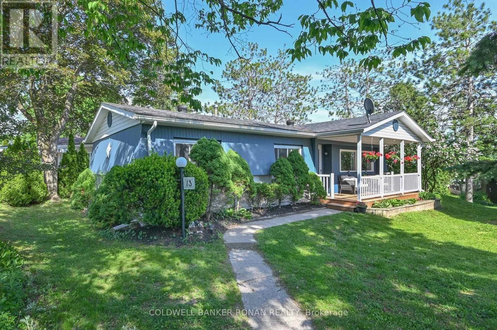 13 HAWTHORNE DRIVE, Toronto — photo 2
