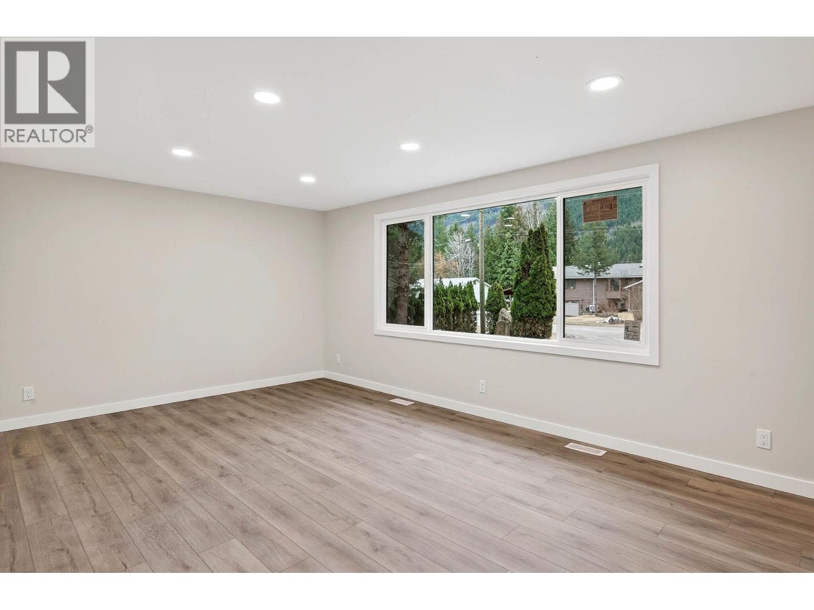 1297 THOMPSON Drive, Interior REALTORS® — photo 4