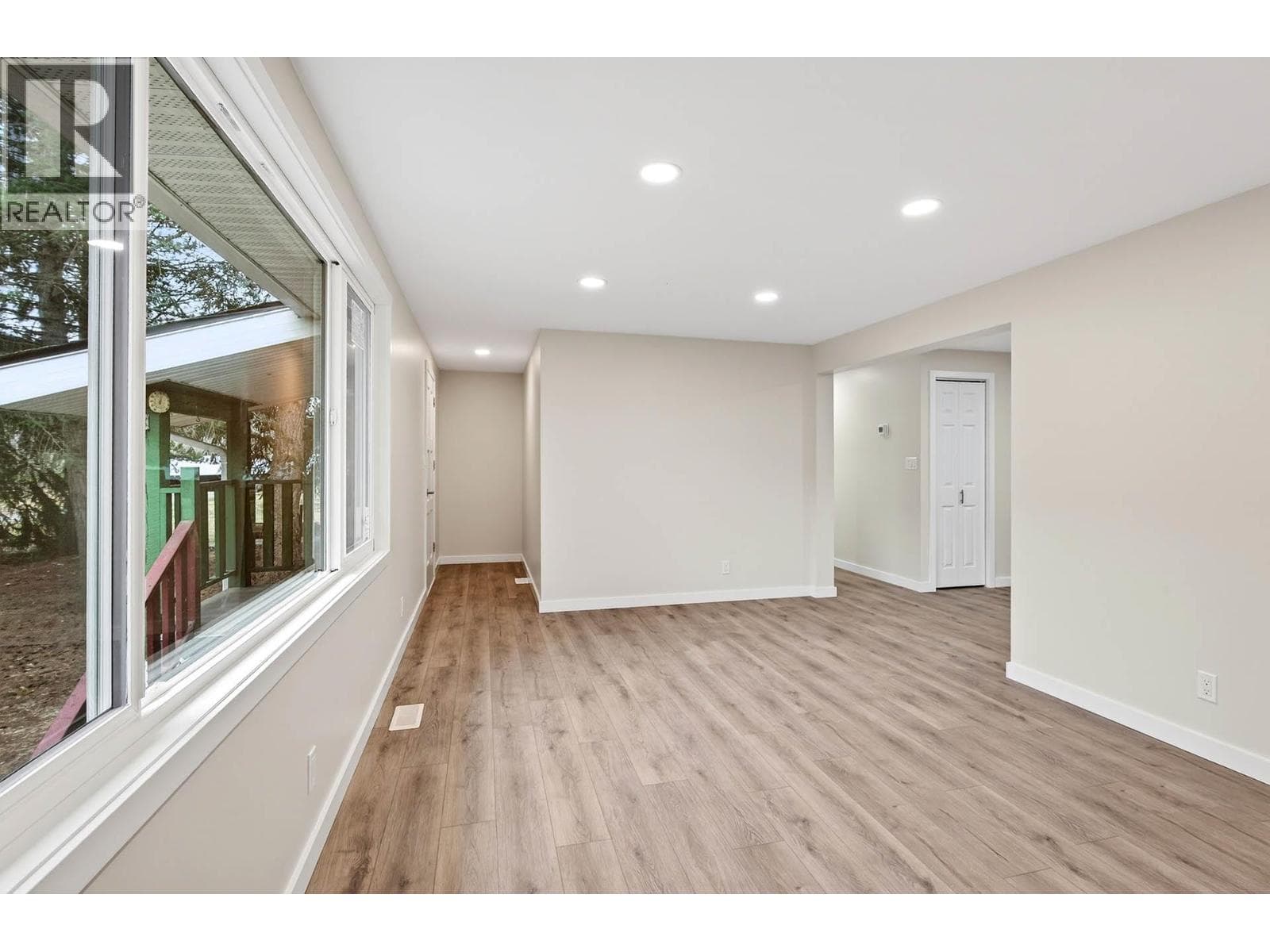 1297 THOMPSON Drive, Interior REALTORS® — photo 3