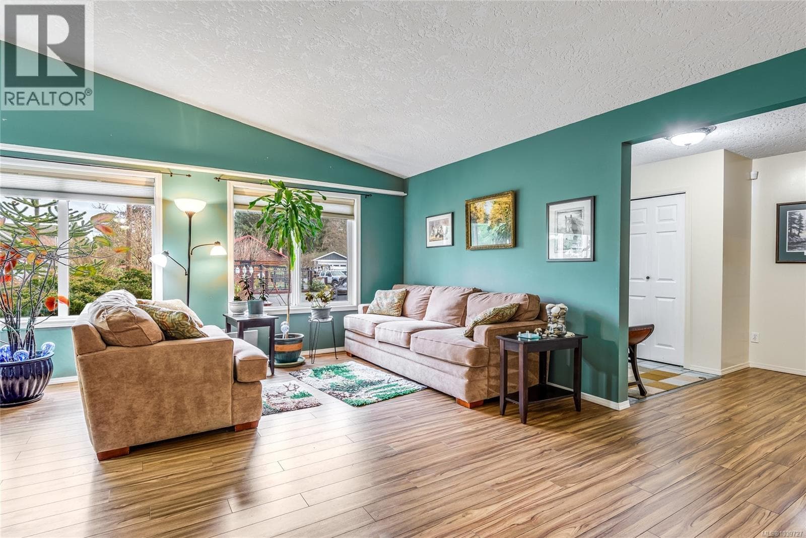 8955 McLarey Ave, Vancouver Island — photo 2
