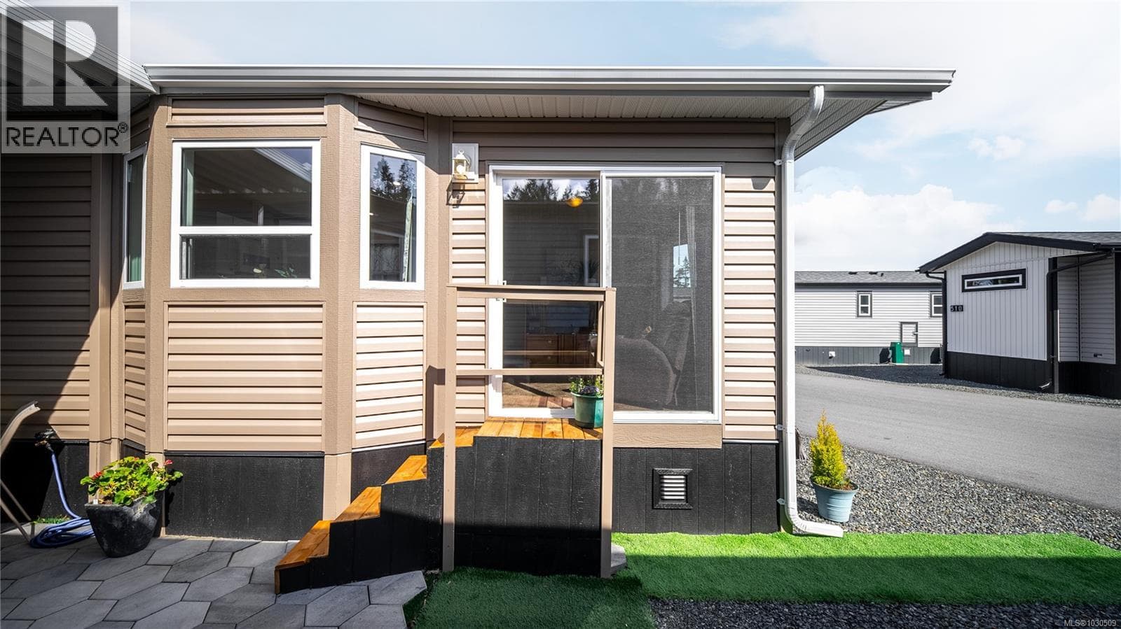 511 747 Old Place Rd, Victoria — photo 2