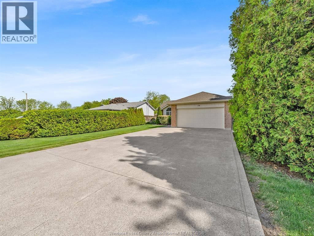 54 HOPE CRESCENT, Windsor — photo 3