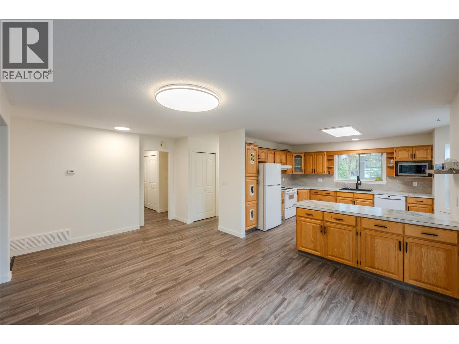 9702 Sargeant Street, Interior REALTORS® — photo 3