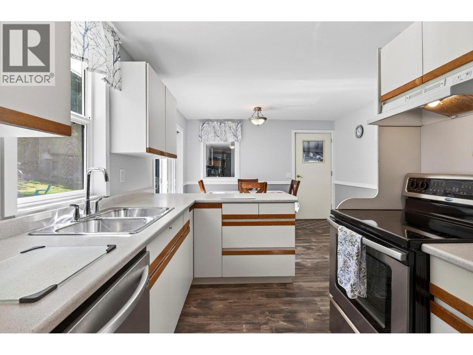 106E Old N Thompson Highway, Interior REALTORS® — photo 5