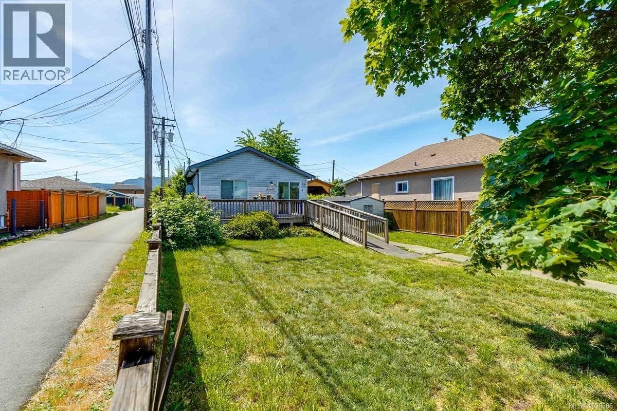 4360 Morton St, Vancouver Island — photo 2