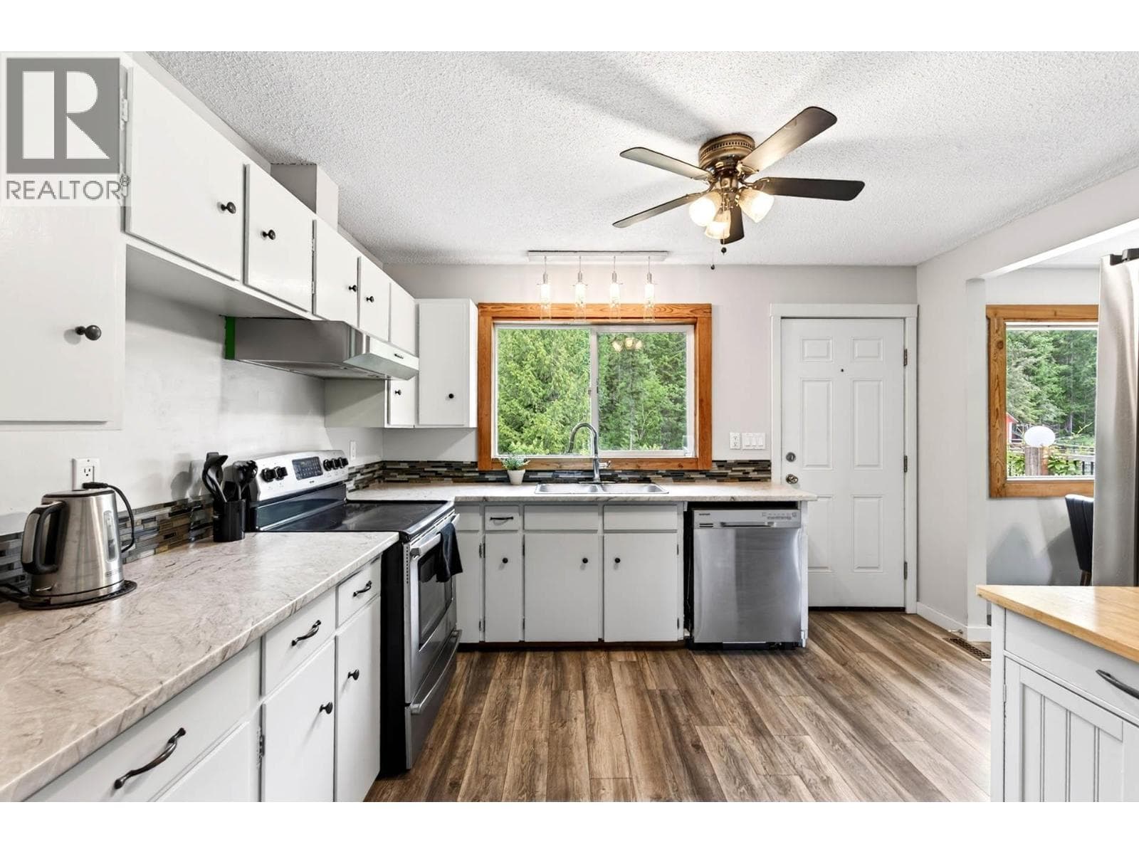 366 Joyce Lane, Interior REALTORS® — photo 5