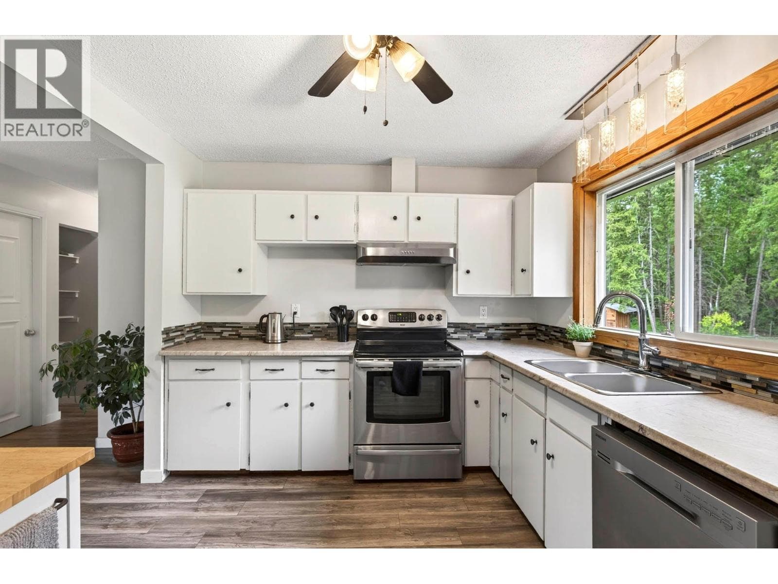 366 Joyce Lane, Interior REALTORS® — photo 4