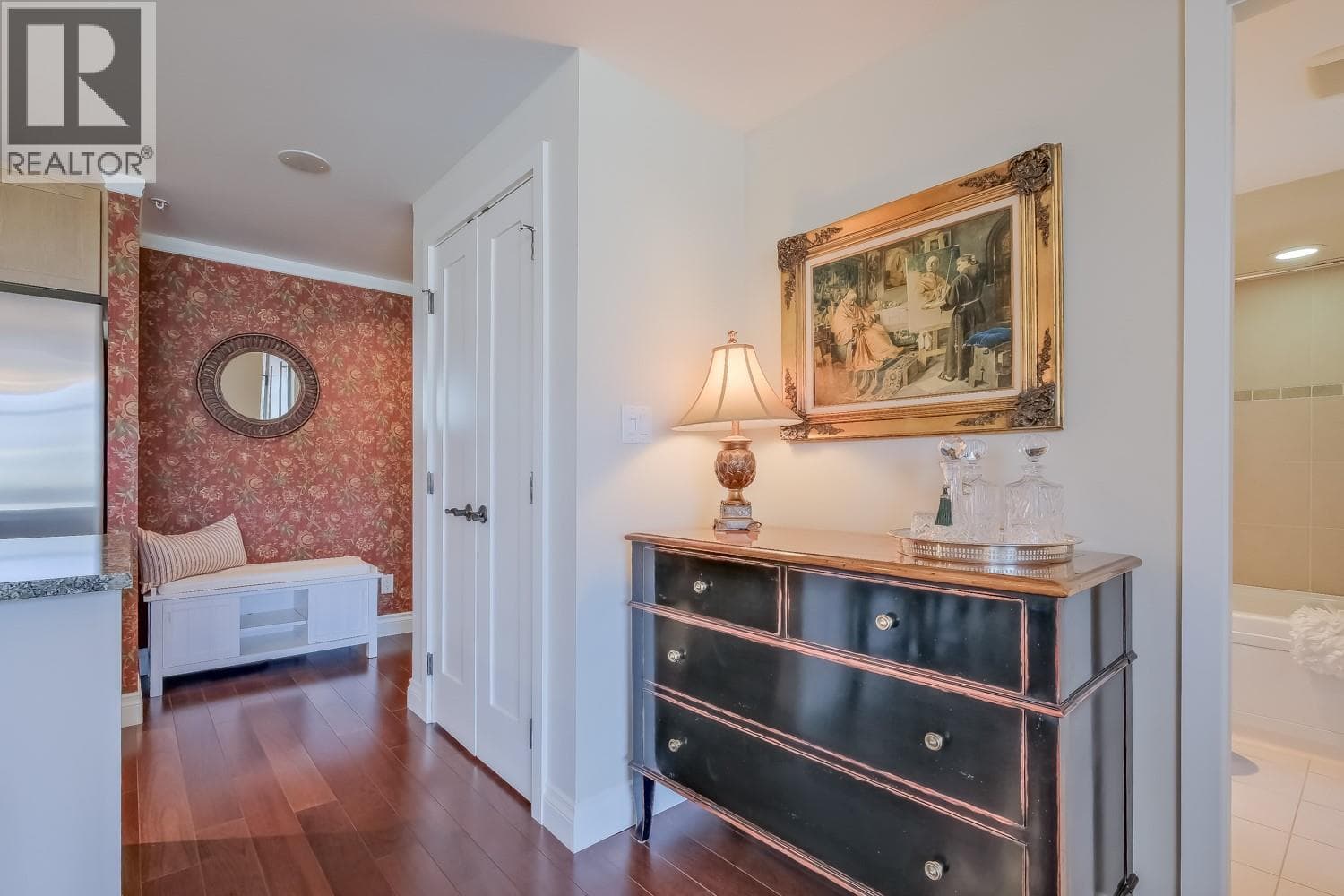 160 LAKESHORE Drive Unit# 1007, Interior REALTORS® — photo 4