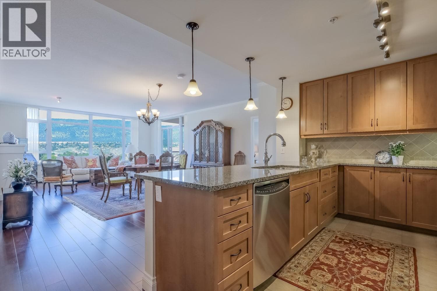 160 LAKESHORE Drive Unit# 1007, Interior REALTORS® — photo 5