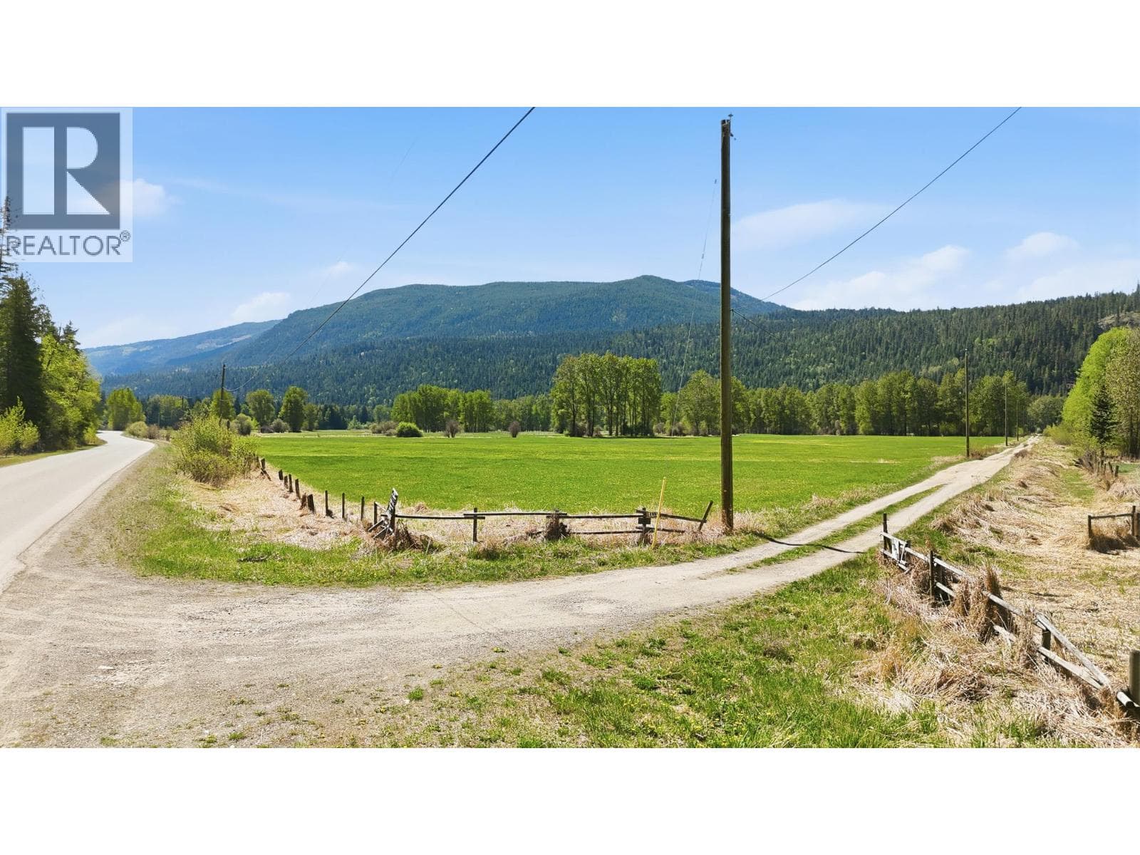 000 Lumby Mabel lake Road, Interior REALTORS® — photo 2
