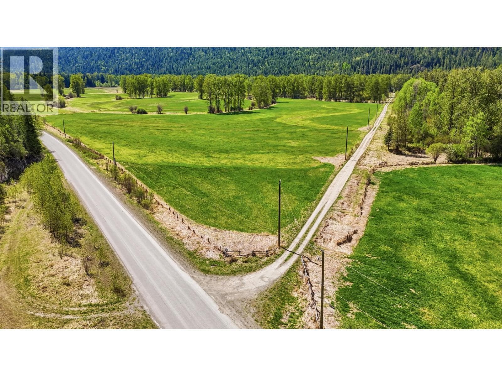 000 Lumby Mabel lake Road, Interior REALTORS® — photo 3