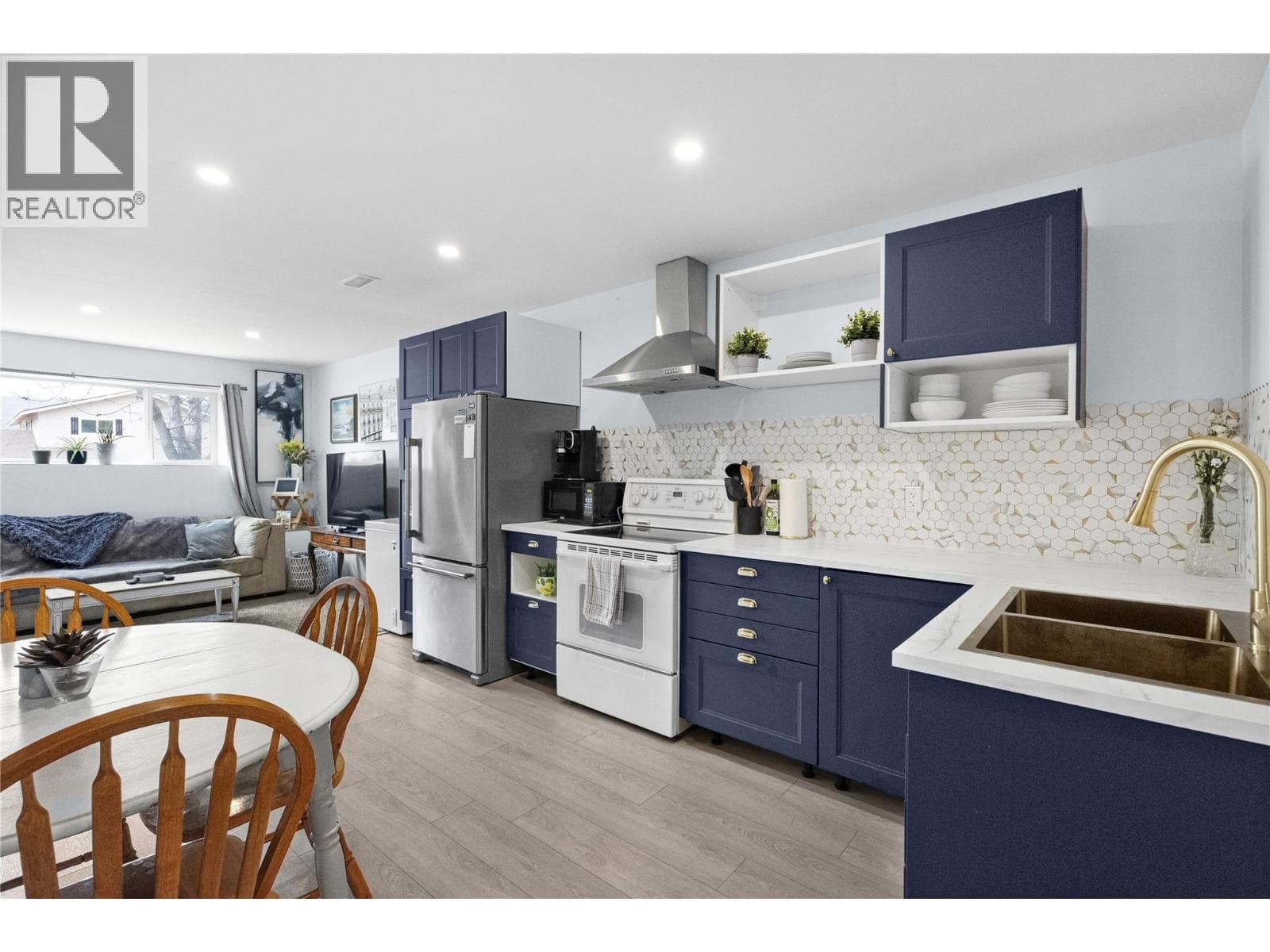 1472 Columbia Street, Interior REALTORS® — photo 4