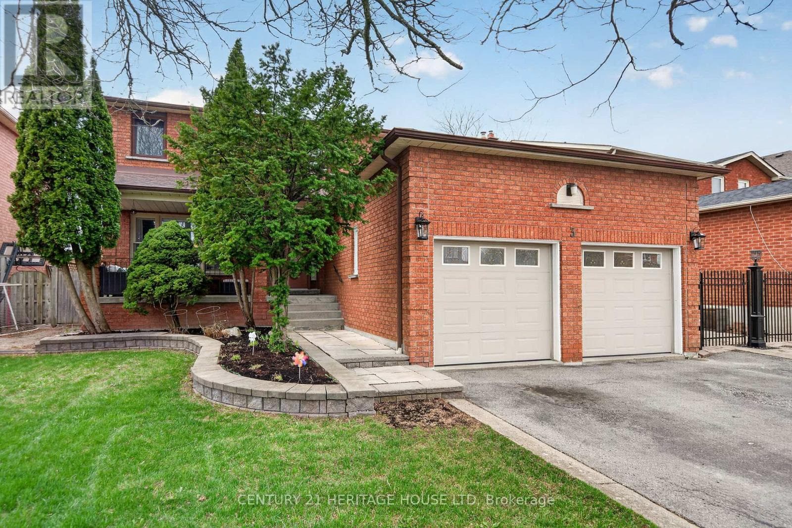 3 BOWES COURT, Toronto — photo 2