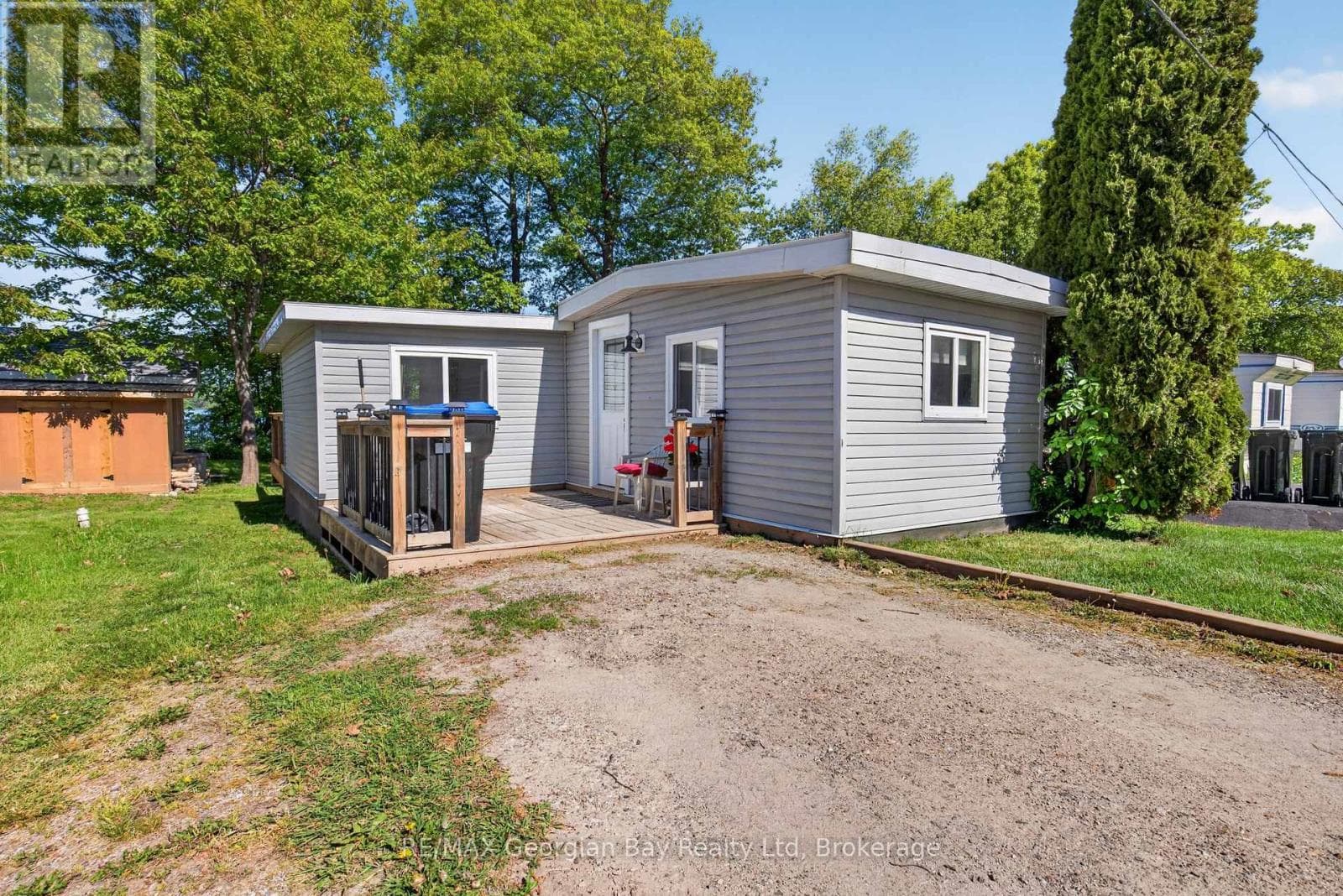 24 LAKESHORE ROAD in 