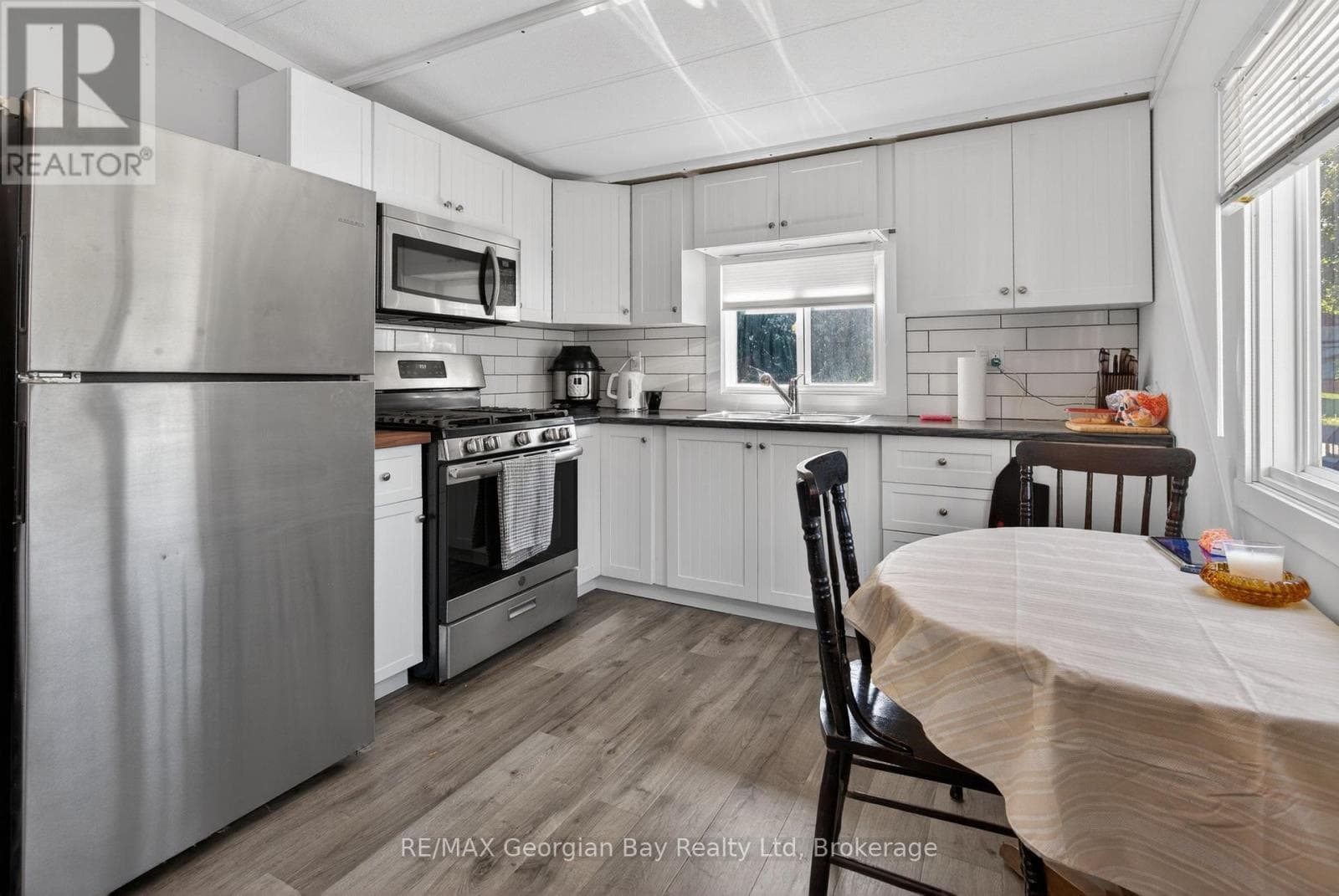 24 LAKESHORE ROAD, OnePoint — photo 3