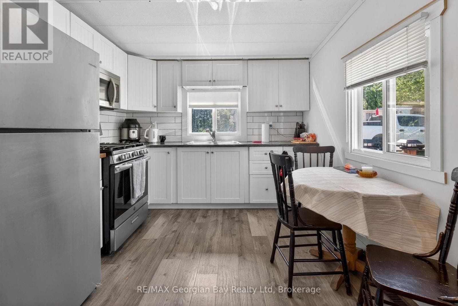 24 LAKESHORE ROAD, OnePoint — photo 4