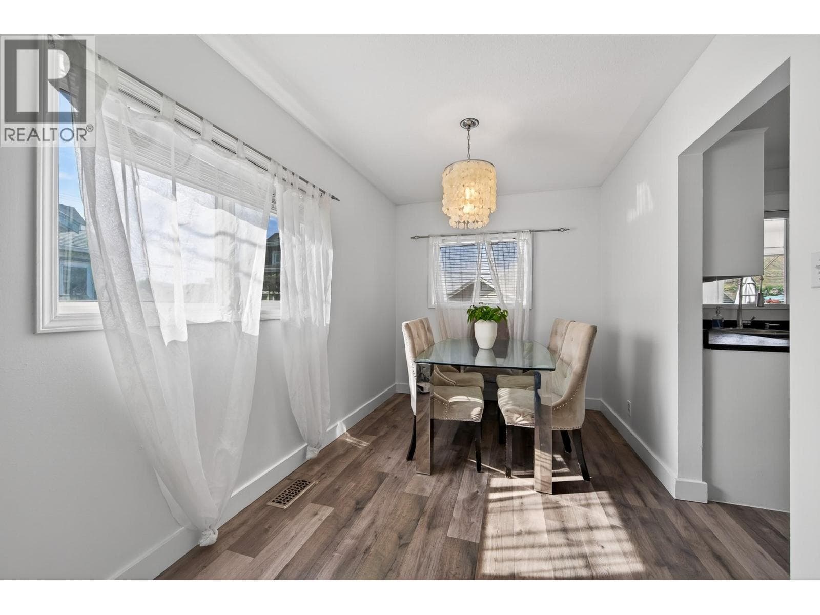 912 St Paul Street, Interior REALTORS® — photo 5