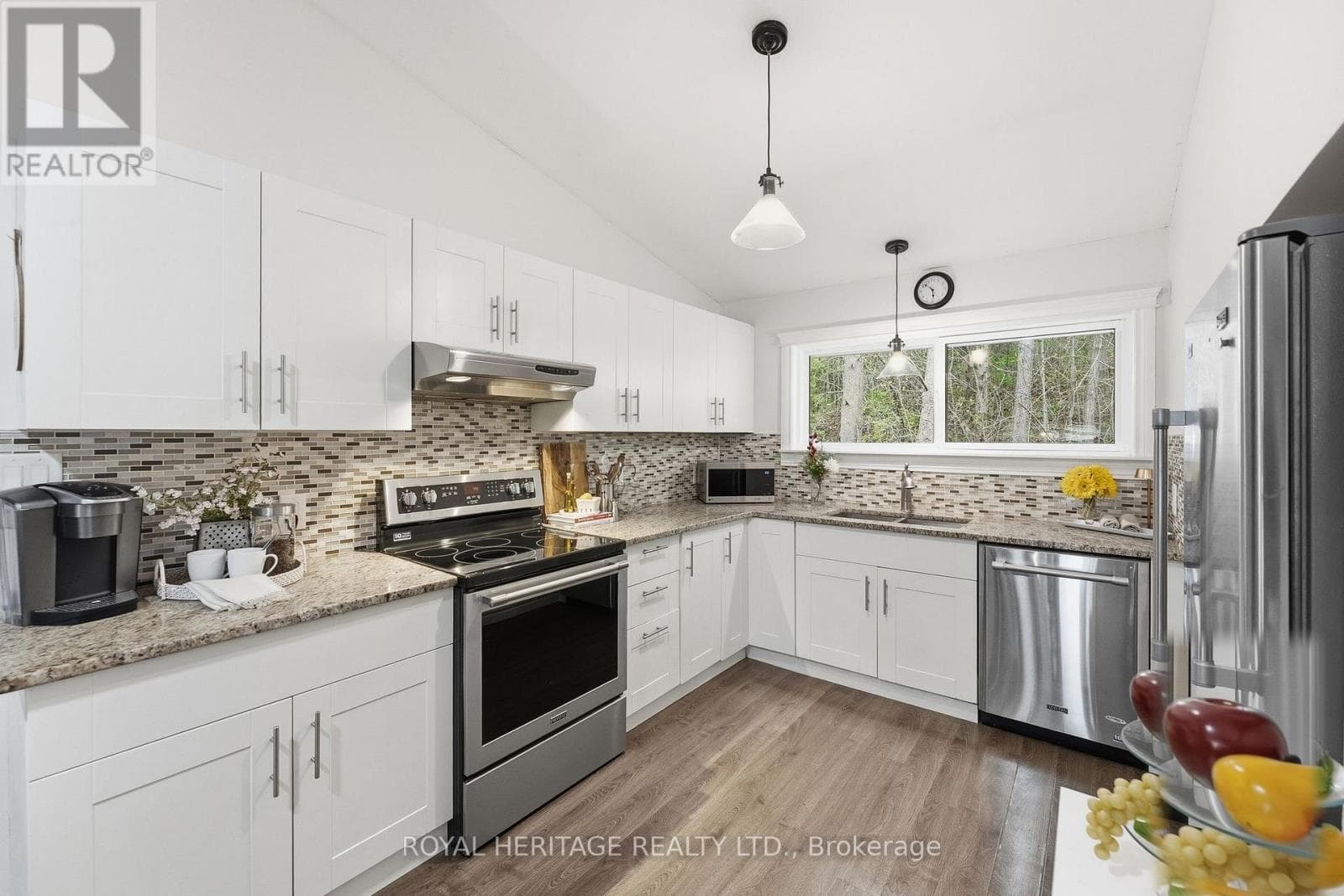 30 STOCKDALE ROAD, Central Lakes — photo 4
