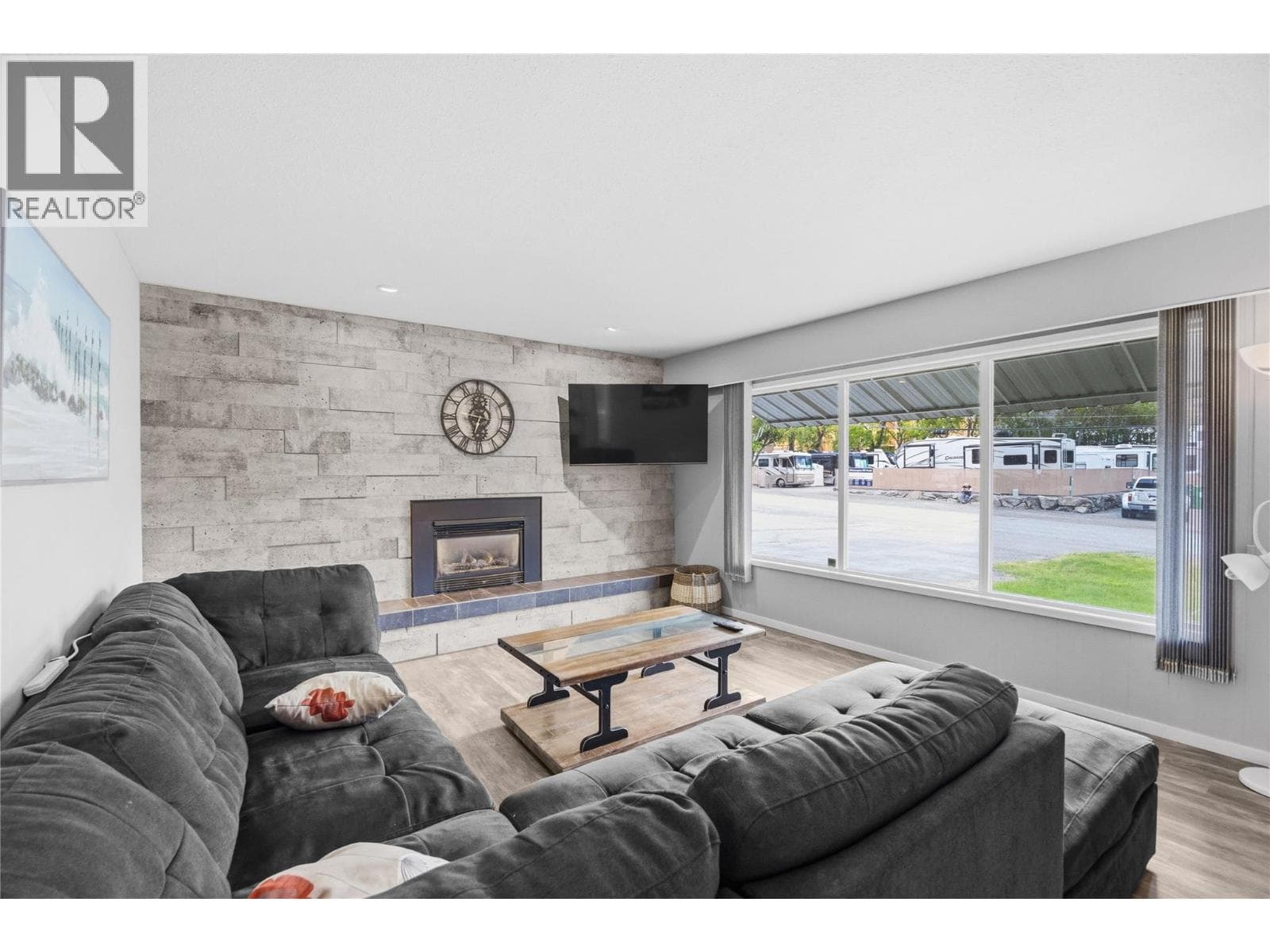 809 Main Street, Interior REALTORS® — photo 2