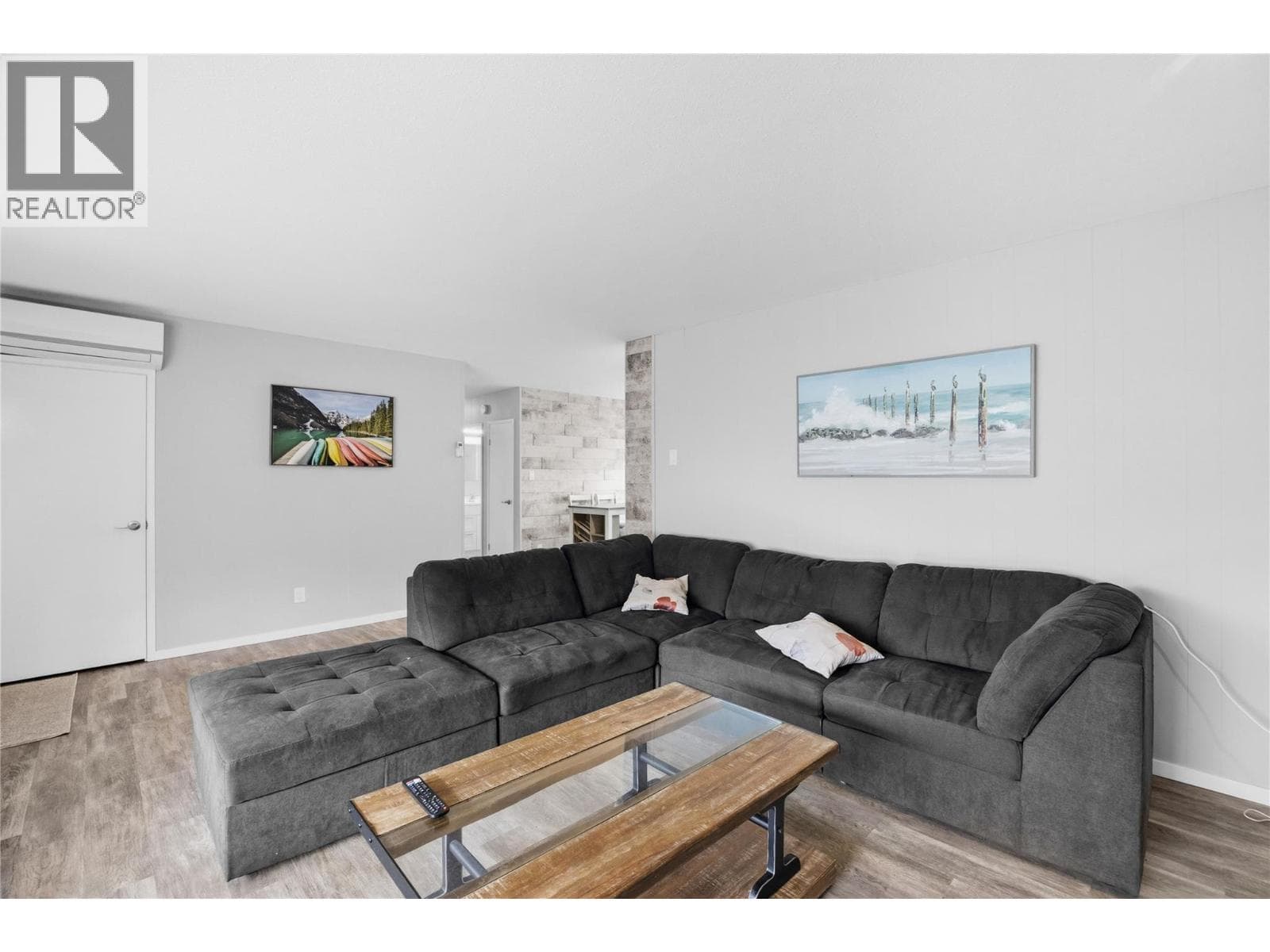 809 Main Street, Interior REALTORS® — photo 3