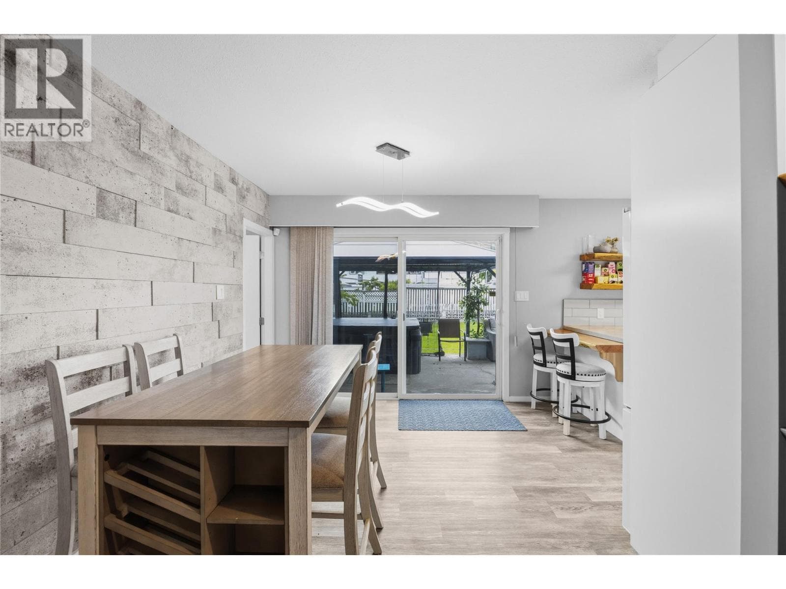 809 Main Street, Interior REALTORS® — photo 4