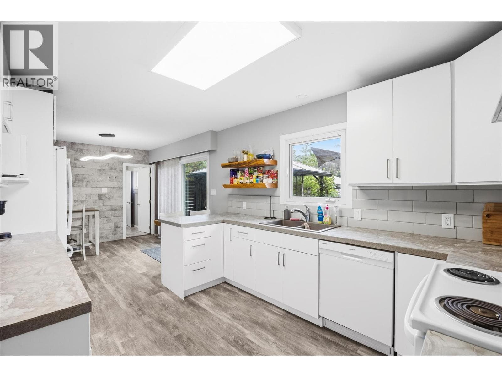 809 Main Street, Interior REALTORS® — photo 5