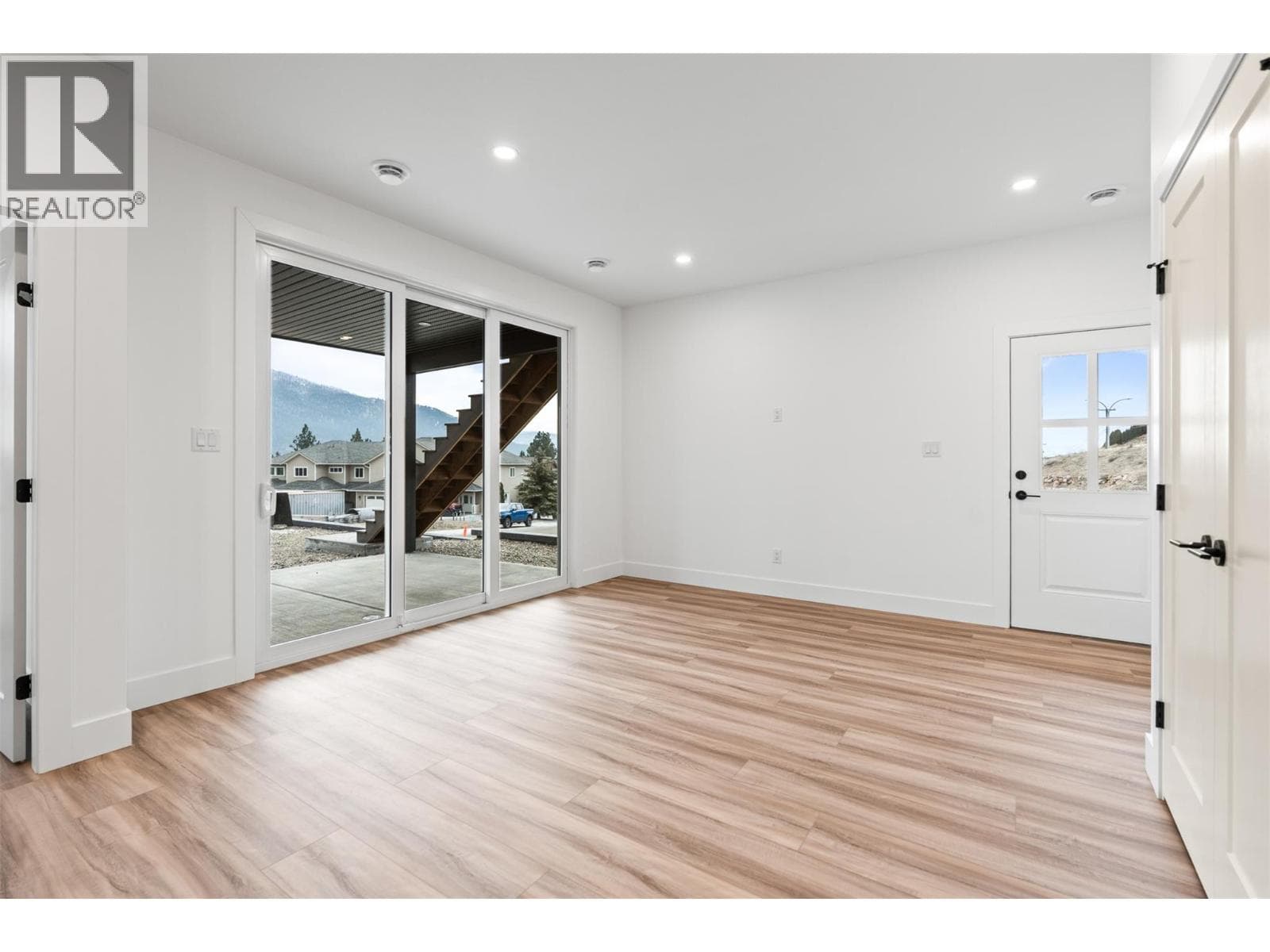 7005 Manning Place, Interior REALTORS® — photo 5