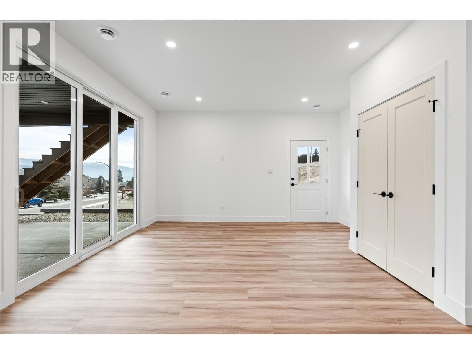 7005 Manning Place, Interior REALTORS® — photo 4