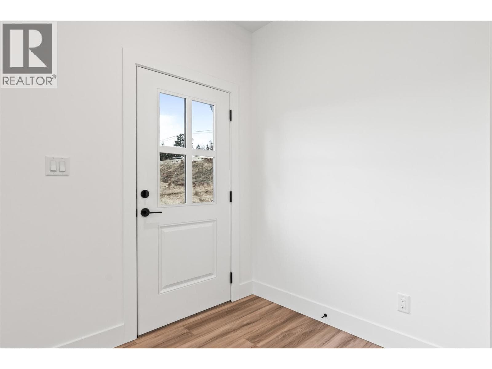 7013 Manning Place, Interior REALTORS® — photo 2