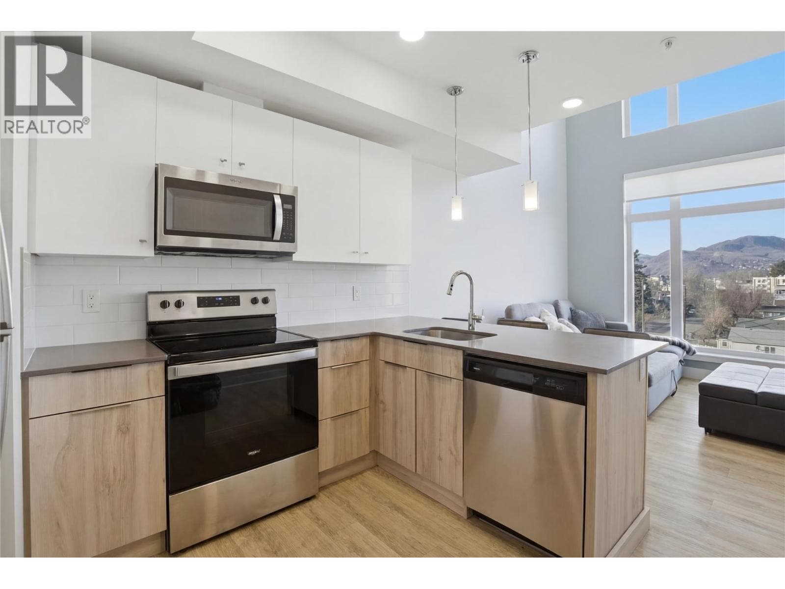 107 Yew Street Unit# 403, Interior REALTORS® — photo 3