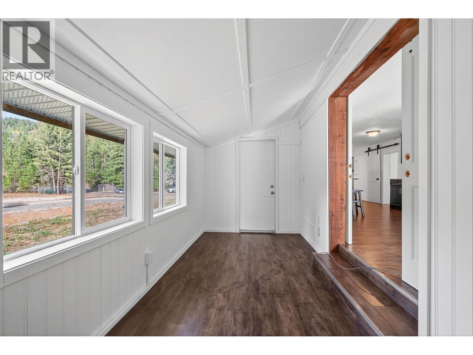 888 Barriere Lakes Road, Interior REALTORS® — photo 4