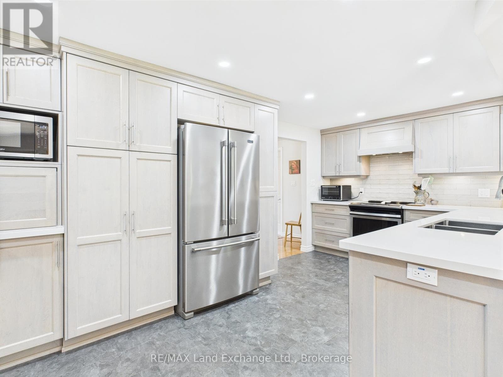 40 EASTWOOD CRESCENT, OnePoint — photo 4