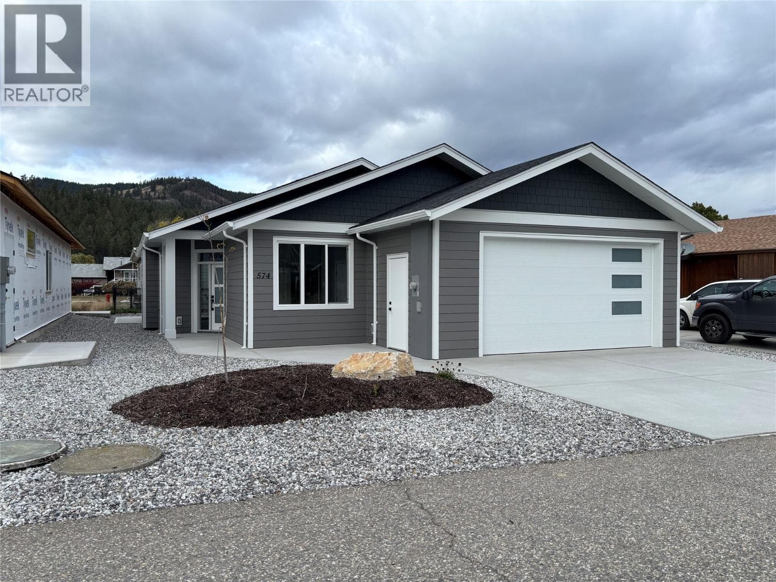 574 MEADOWLARK AVENUE, Interior REALTORS® — photo 2