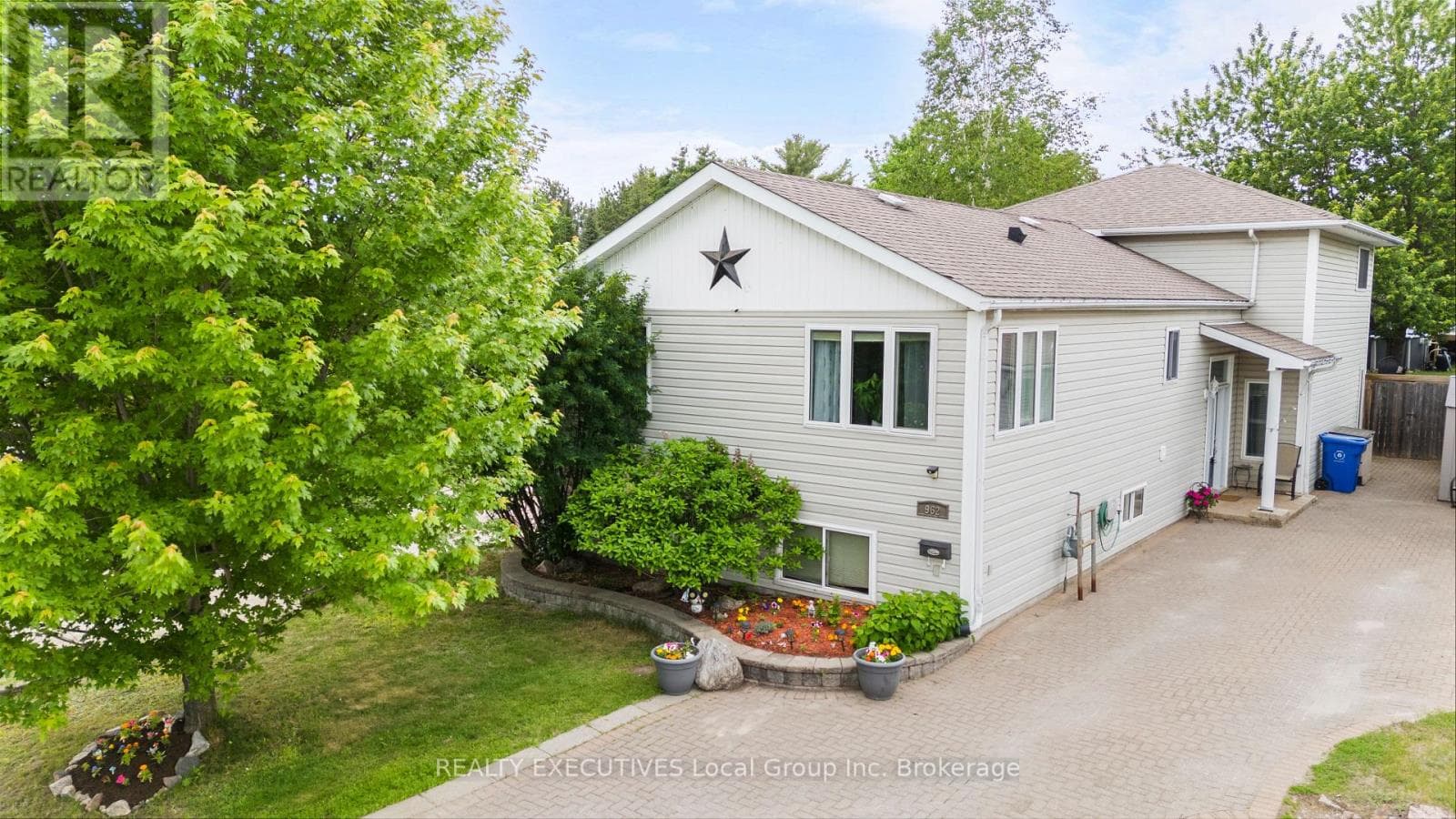962 LAKESHORE DRIVE, North Bay