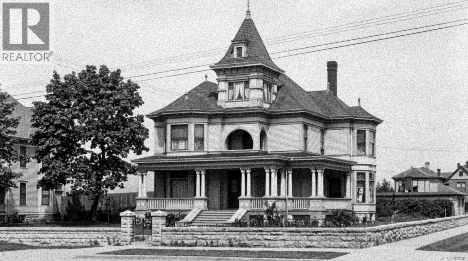 1270 YATES STREET, Victoria — photo 3