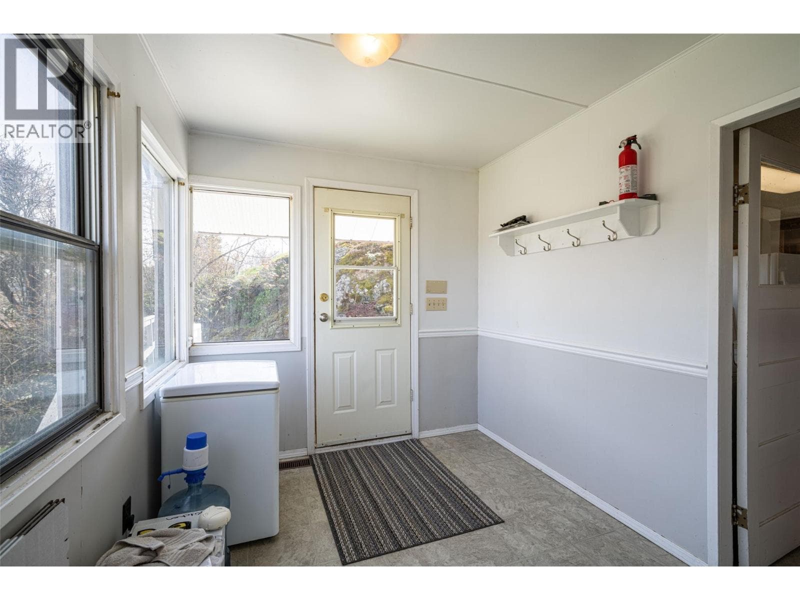 10091 6 Highway, Interior REALTORS® — photo 5