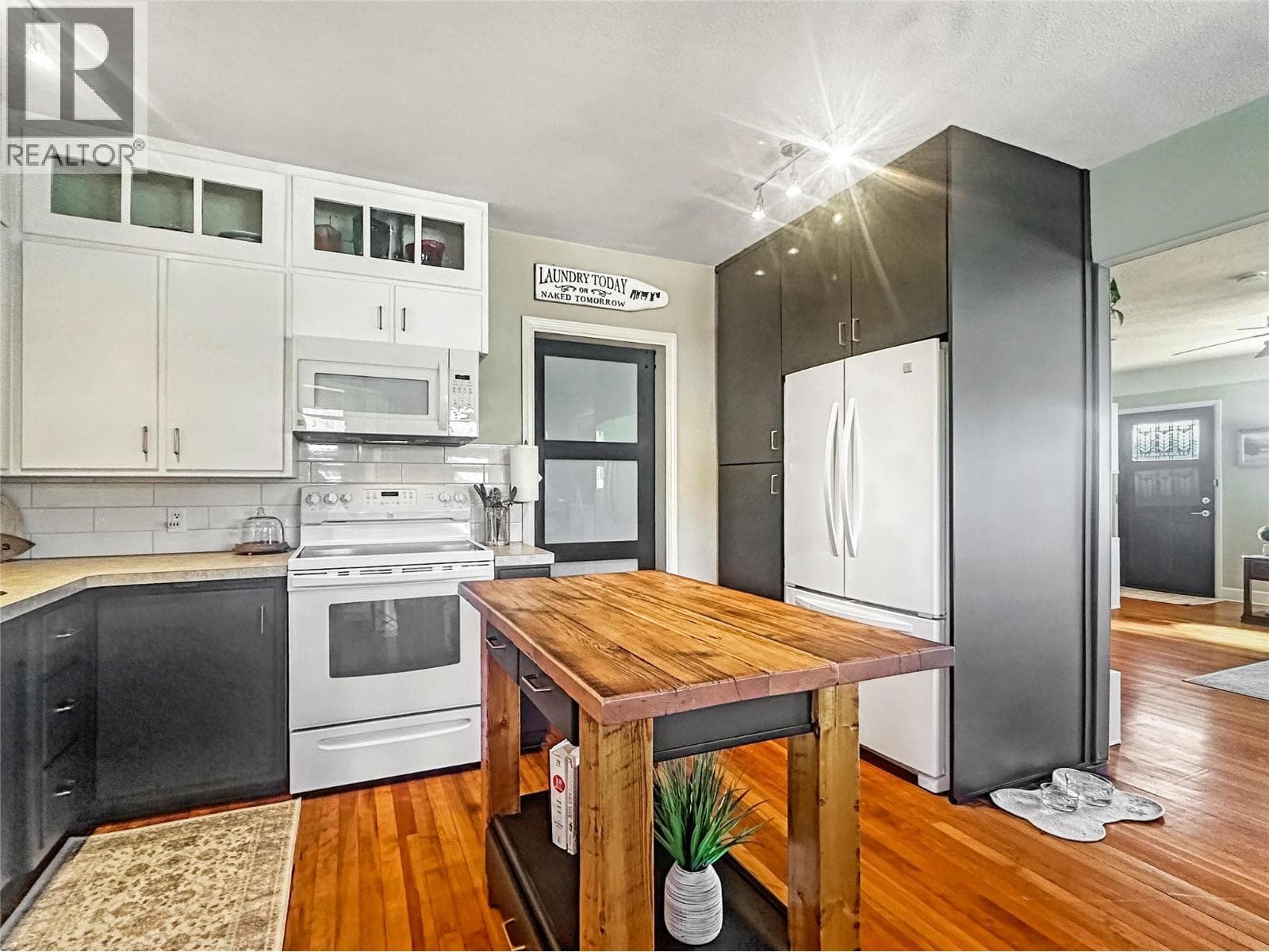 8704 72ND Avenue, Interior REALTORS® — photo 3