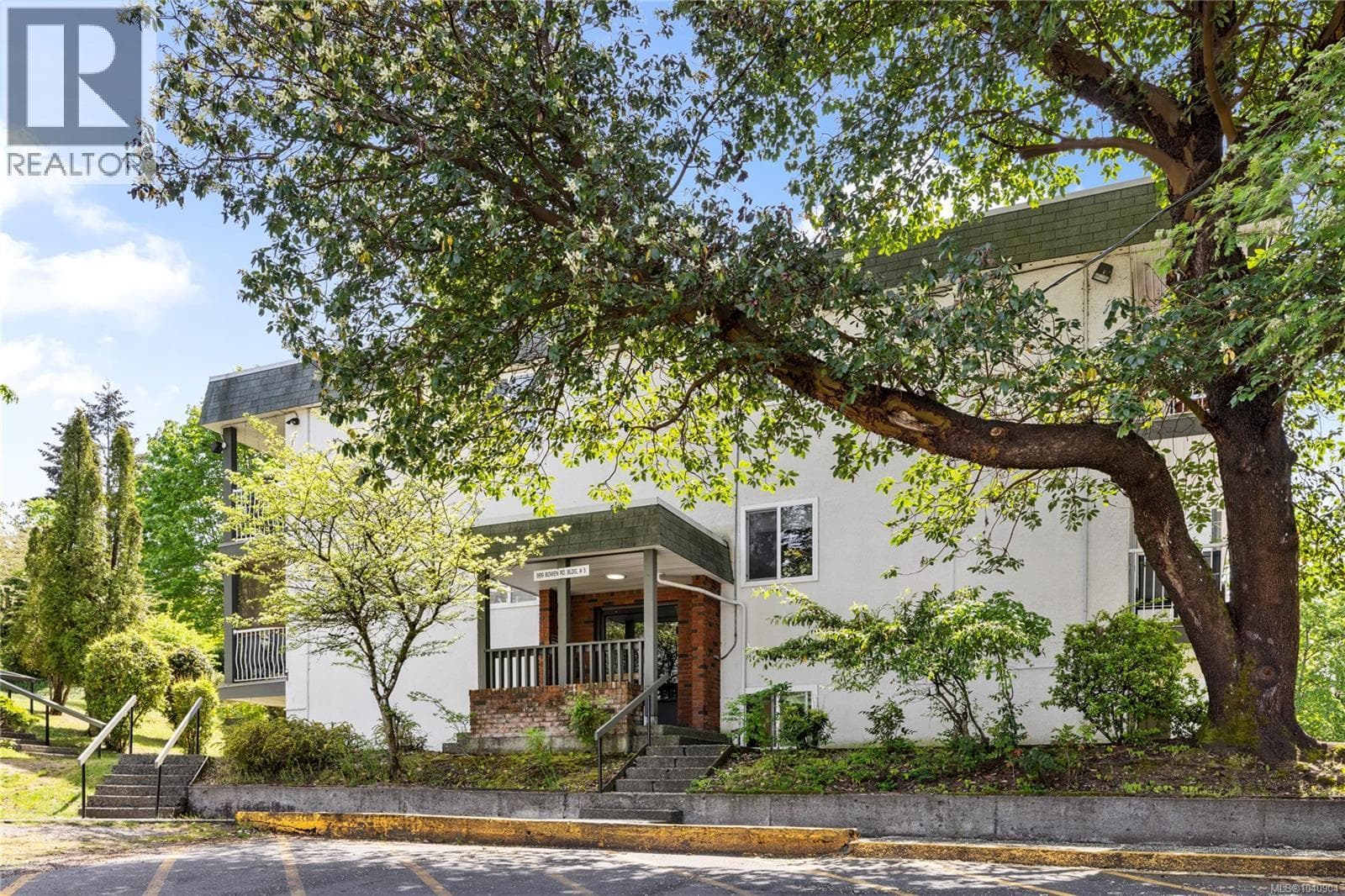 5208 999 Bowen Rd in Harewood