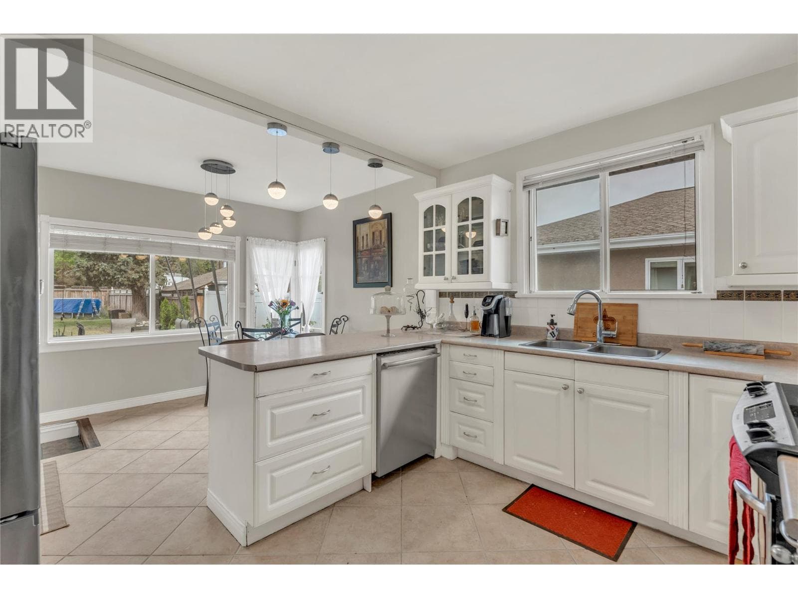 634 LATIMER STREET, Interior REALTORS® — photo 4