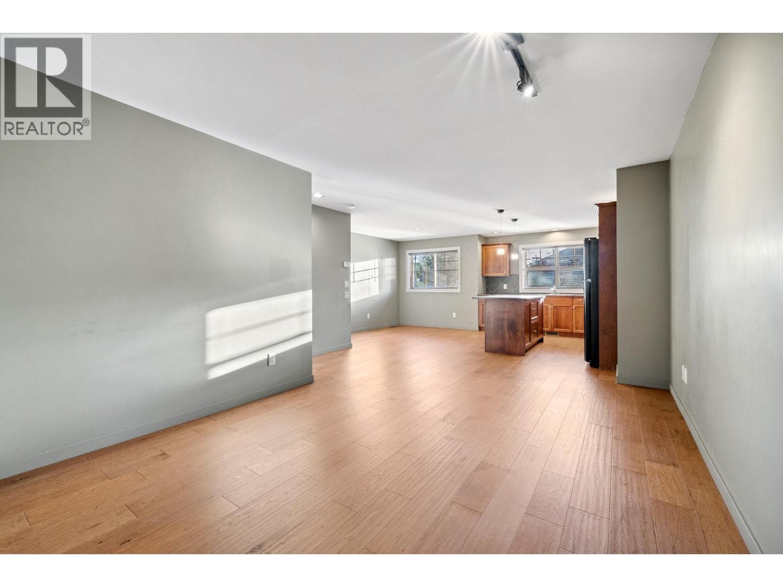 2 146 MCCURDY ROAD EAST, Interior REALTORS® — photo 5