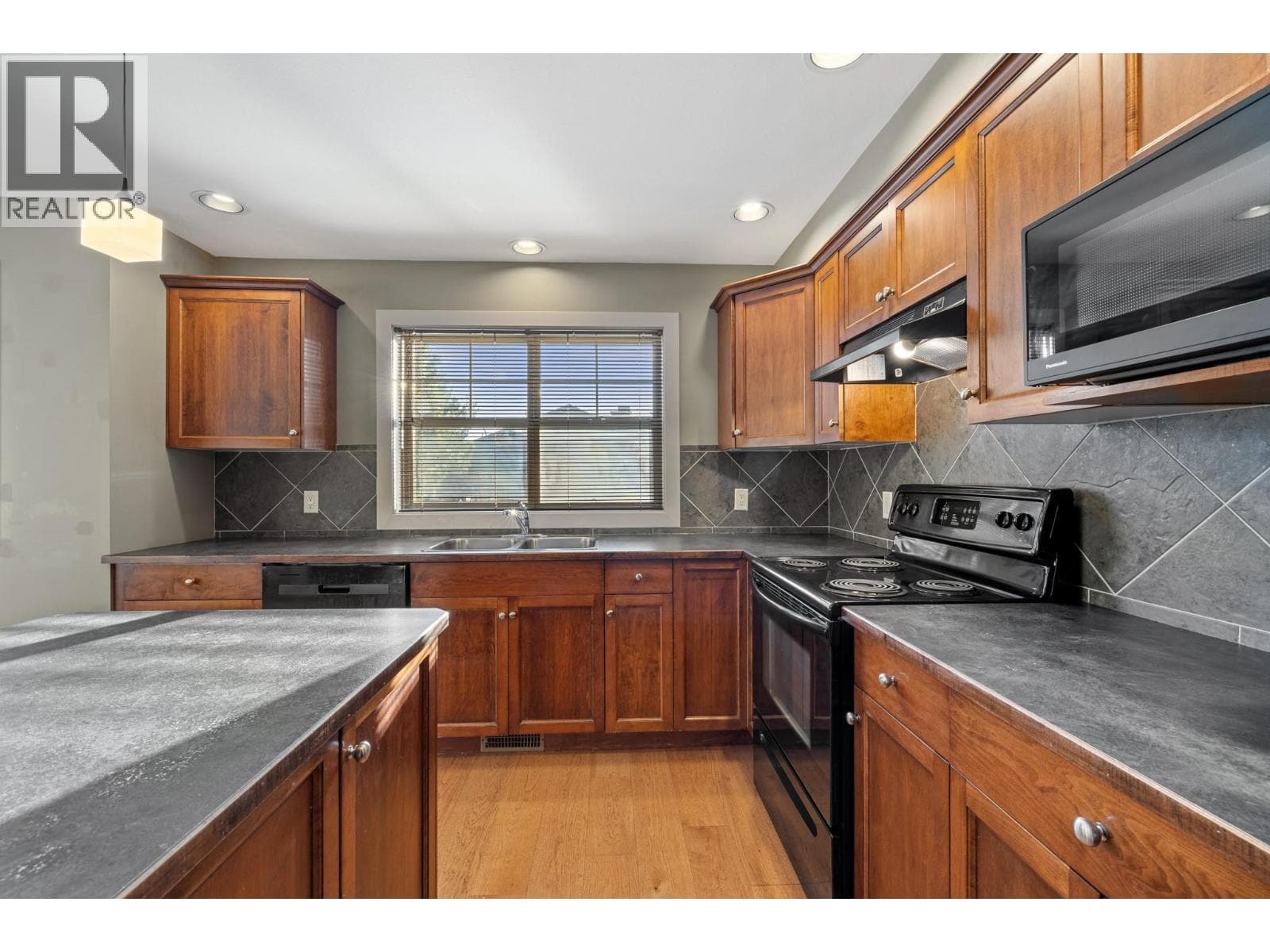 2 146 MCCURDY ROAD EAST, Interior REALTORS® — photo 4