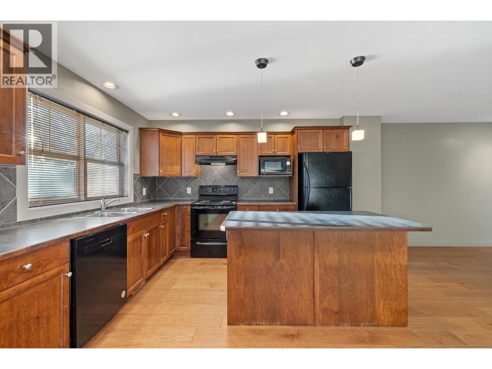 2 146 MCCURDY ROAD EAST, Interior REALTORS® — photo 3