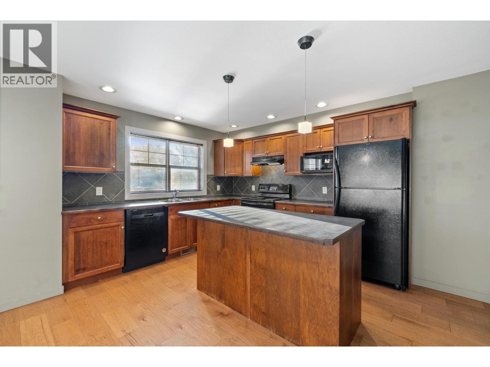 2 146 MCCURDY ROAD EAST, Interior REALTORS® — photo 2