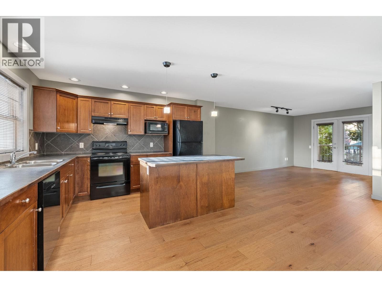 2 146 MCCURDY ROAD EAST, Interior REALTORS®