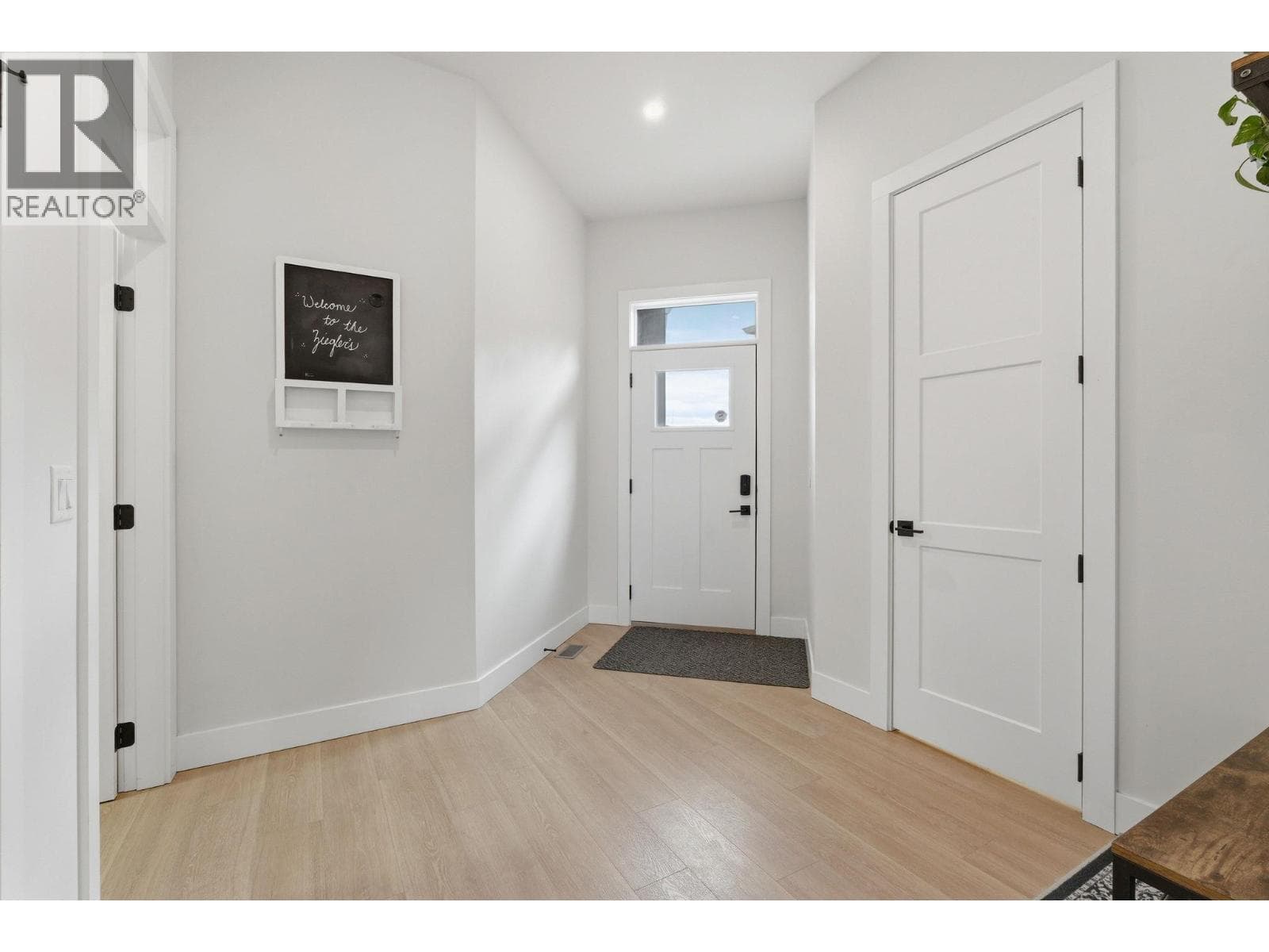 3355 Hawks Crescent, Interior REALTORS® — photo 4
