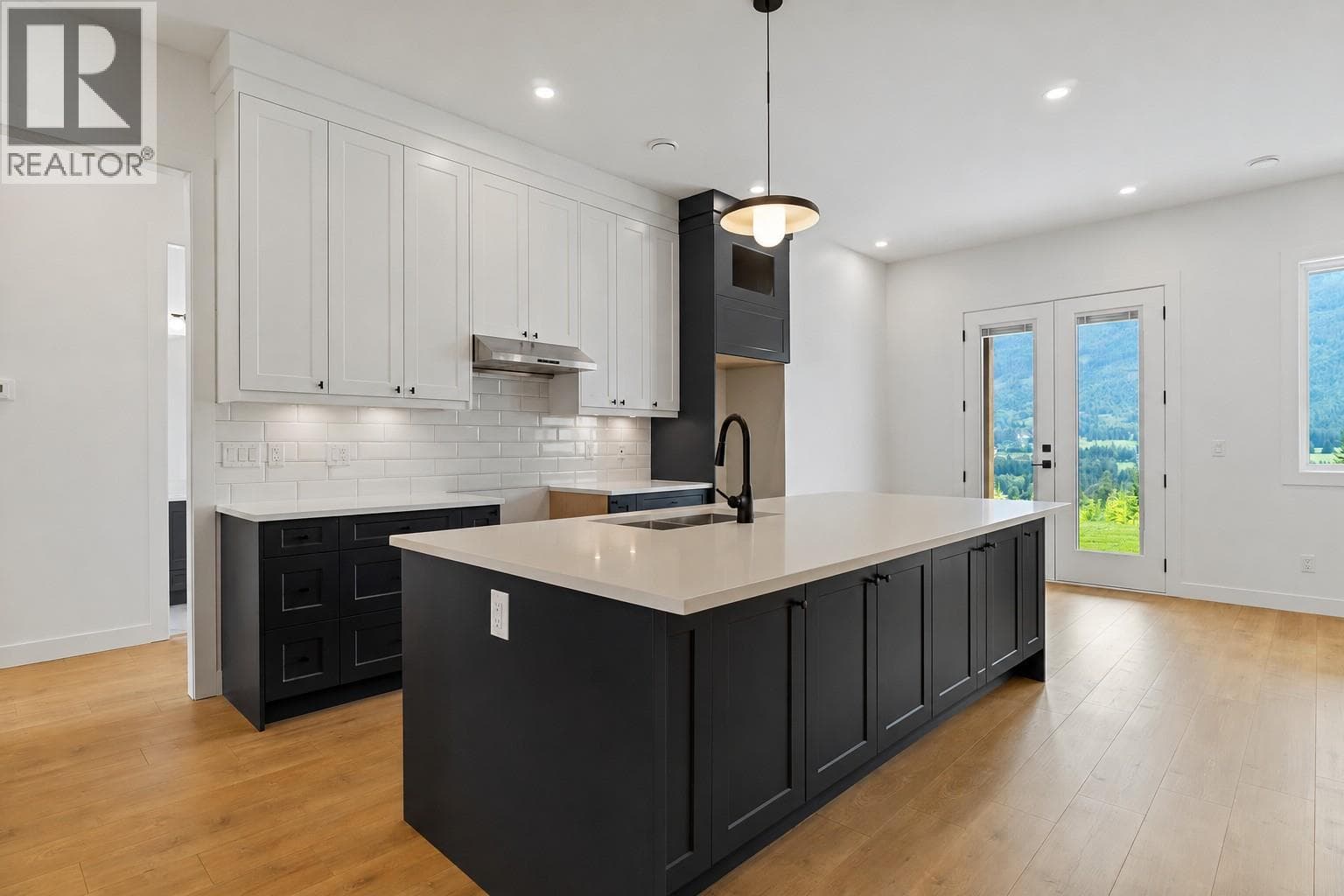 6840 42 Street NE, Interior REALTORS® — photo 3