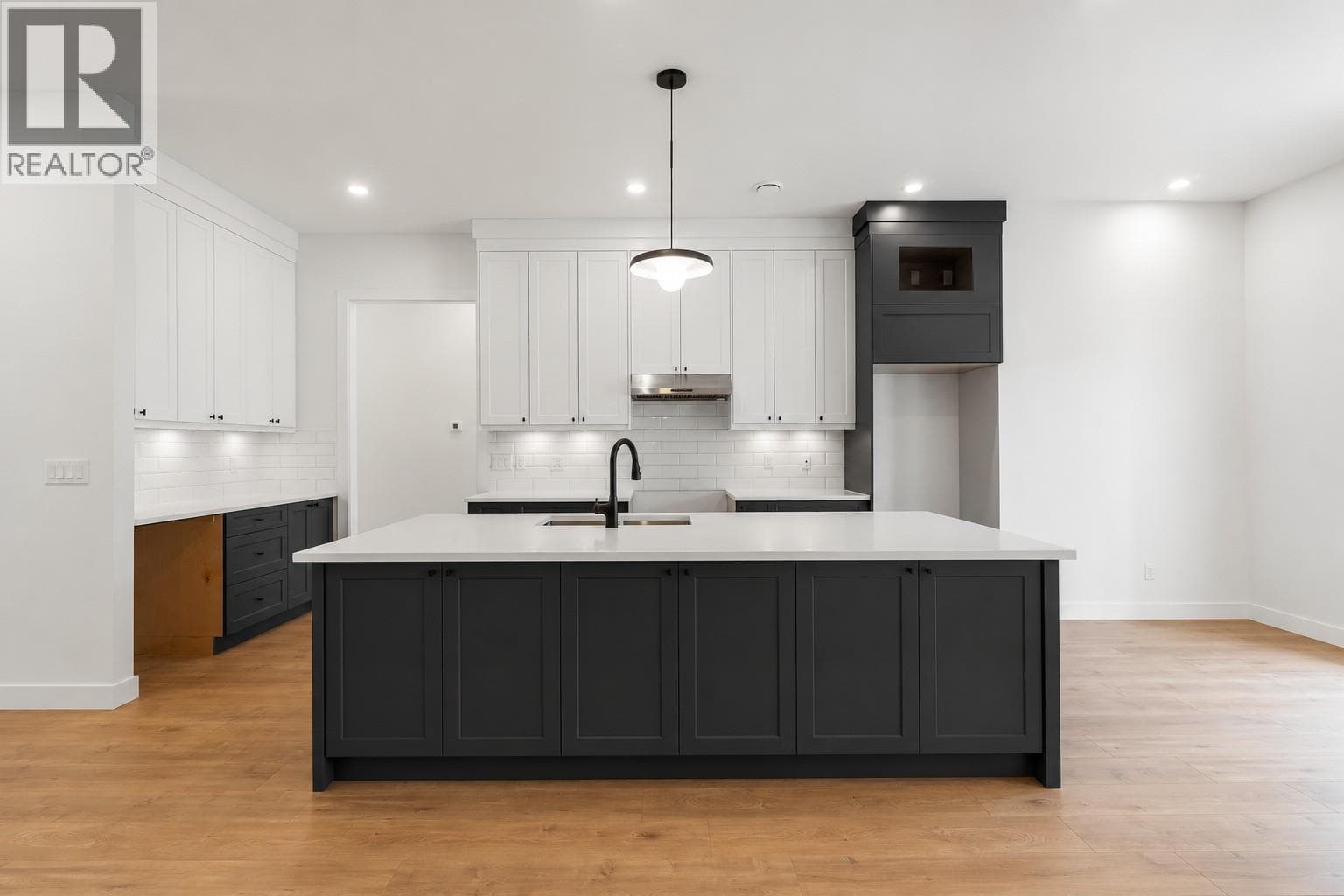 6840 42 Street NE, Interior REALTORS® — photo 5