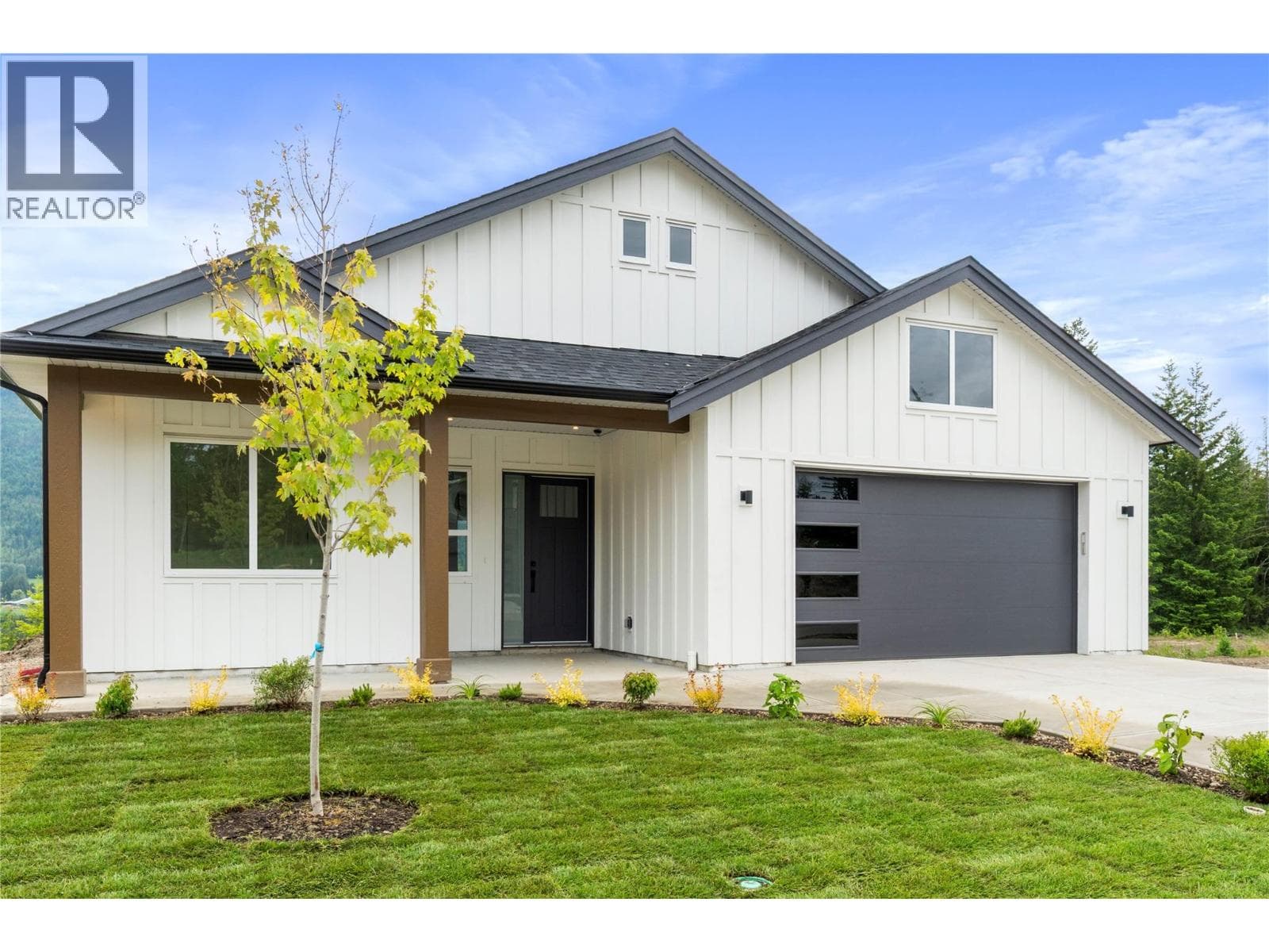 6840 42 Street NE, Interior REALTORS®